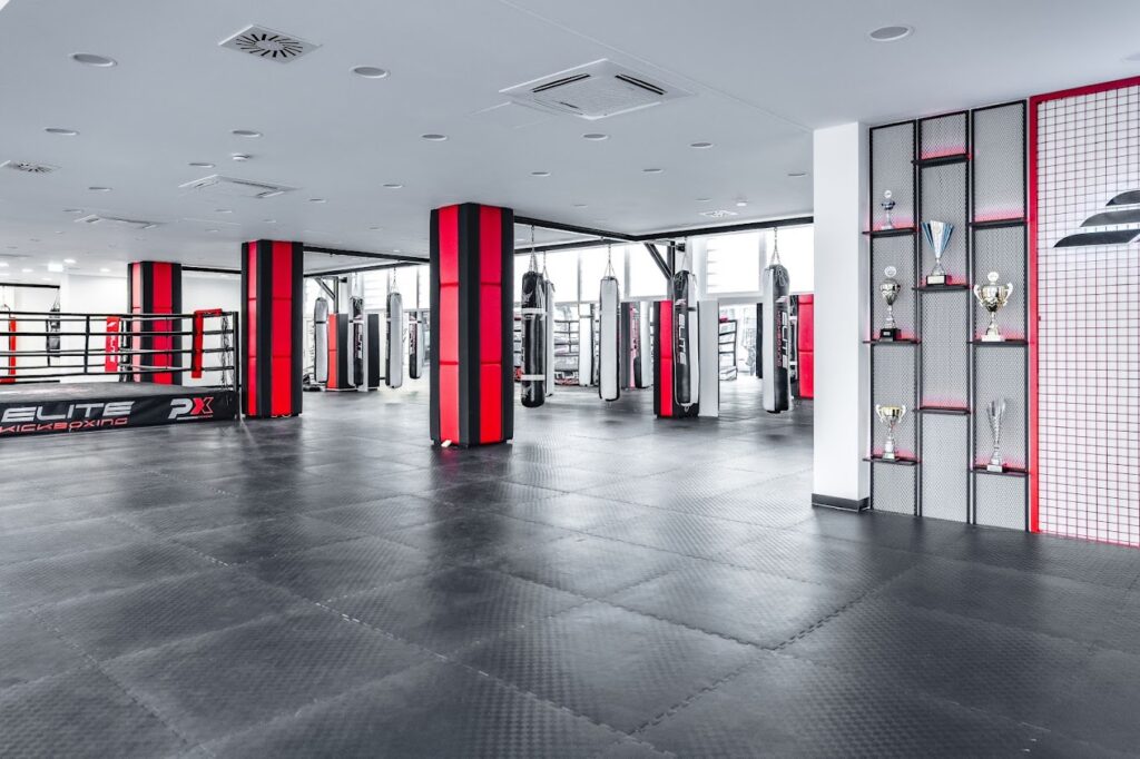 Personal Training im Elite Kickboxing Gym am Wittenbergplatz in Berlin, mit Boxring und Sandsäcken