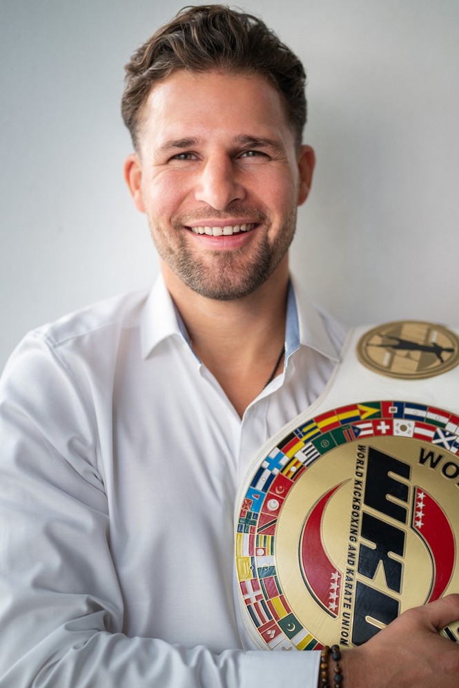 Max Baumert, dreifacher Kickbox-Weltmeister, mit seinem Weltmeistergürtel